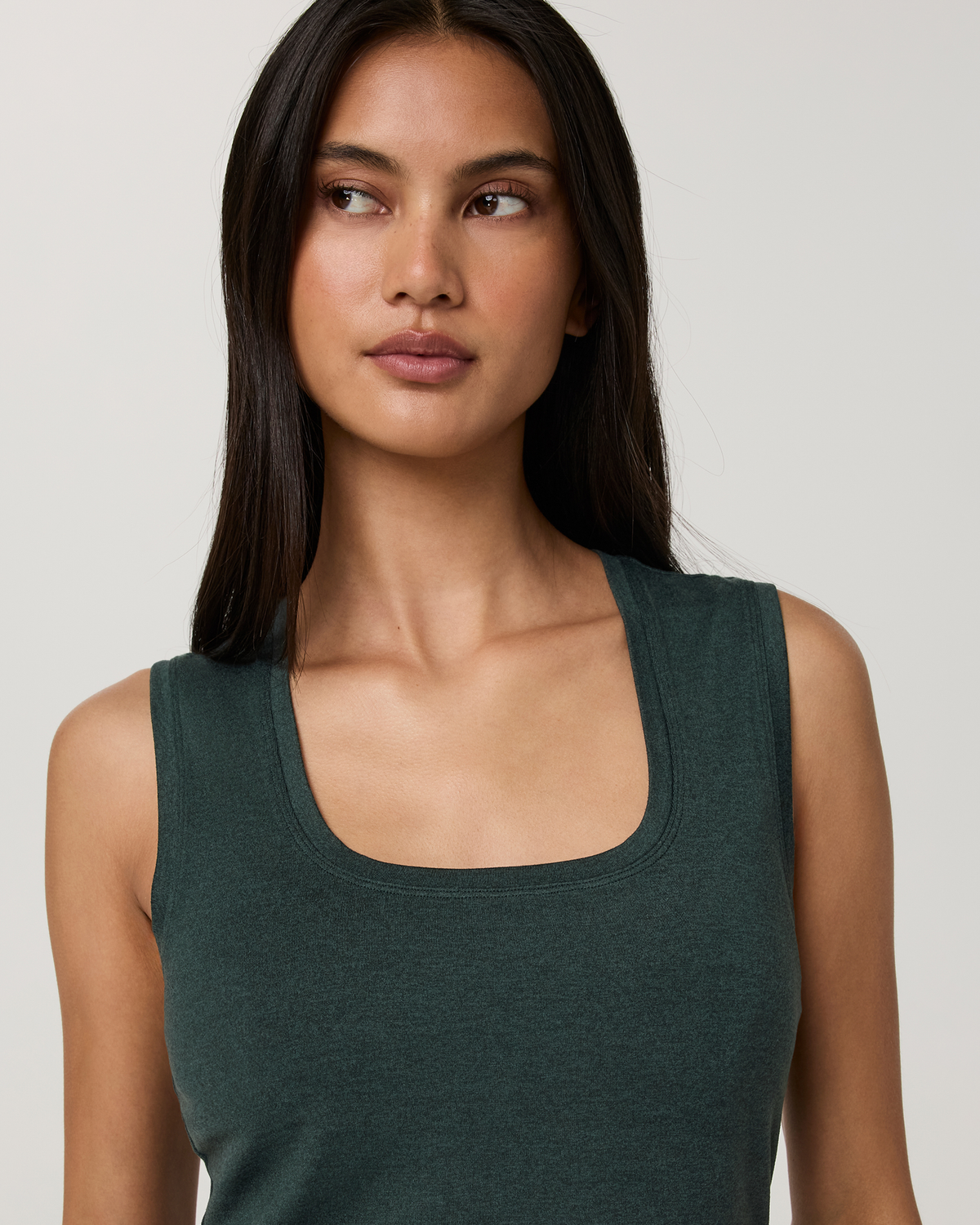 Halo Essential Scoop Tank | Black Tonal