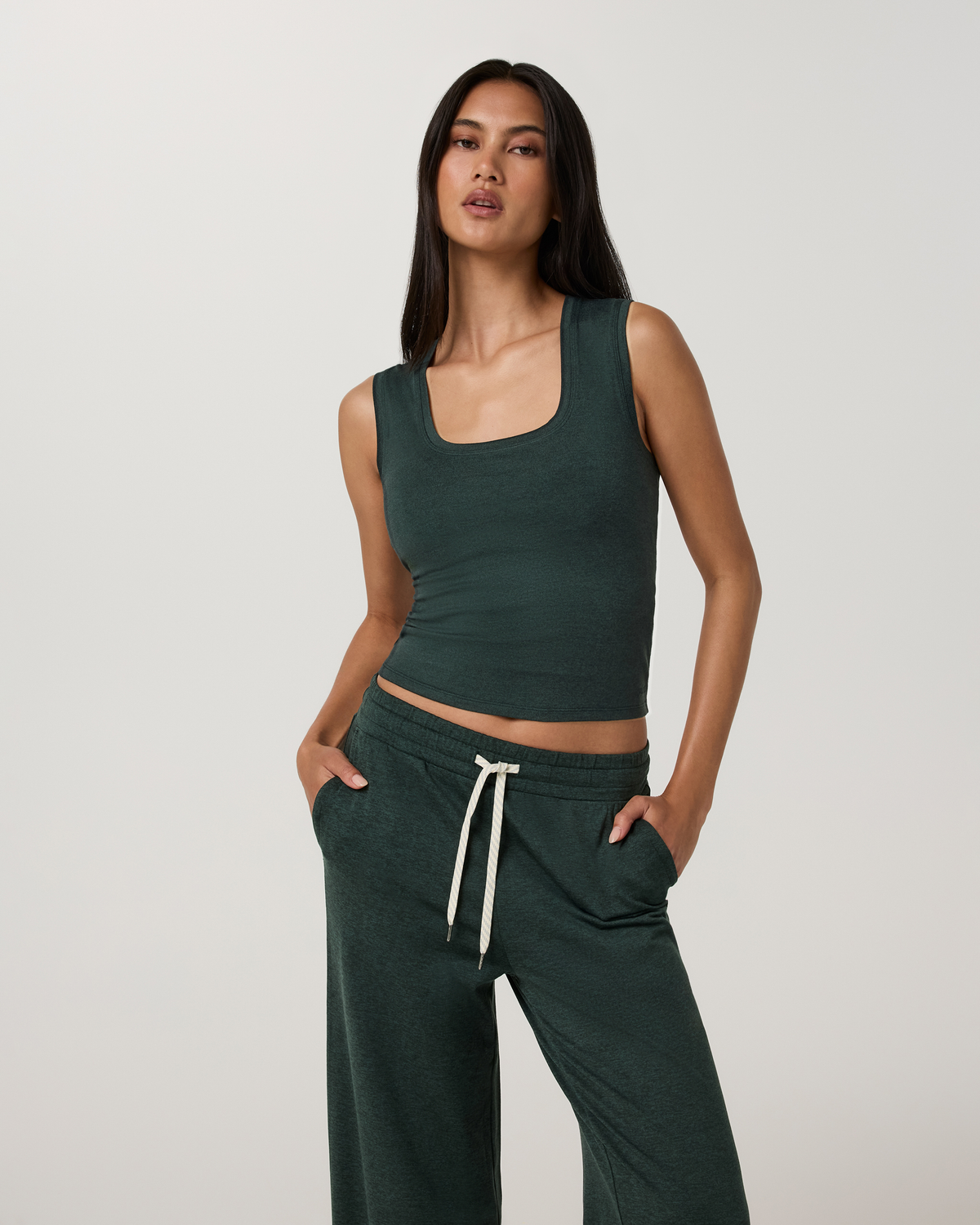 Halo Essential Scoop Tank | Black Tonal